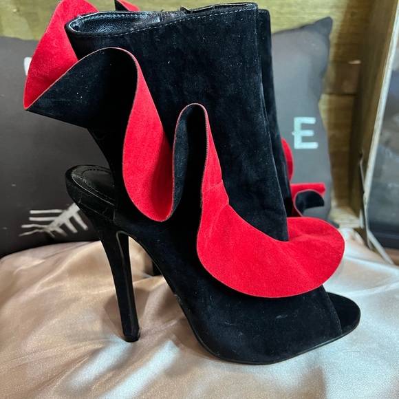 Madison by ShoeDazzle heeled booties - Picture 1 of 10